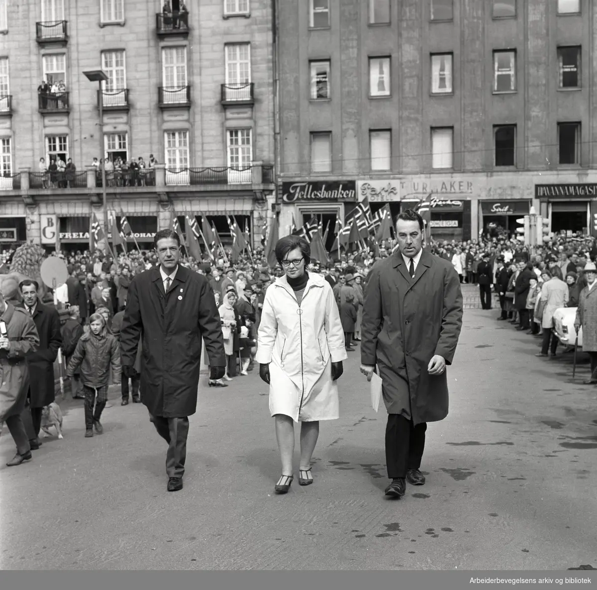 1. mai 1967 i Oslo.Demonstrasjonstoget.Delegasjon overlevert uttalelse til storting og regjering..Fra v.: Arne Finstad, Kari Gjesteby og Ivar Ødegaard.