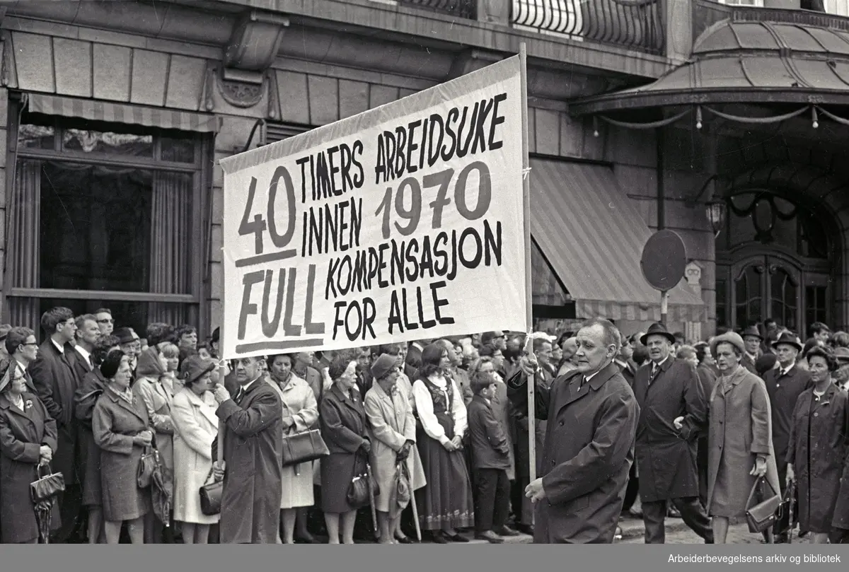 1. mai 1968 i Oslo.Demonstrasjonstoget i Karl Johans gate.Parole: 40-timers arbeidsuke innen 1970.Full kompensasjon for alle.