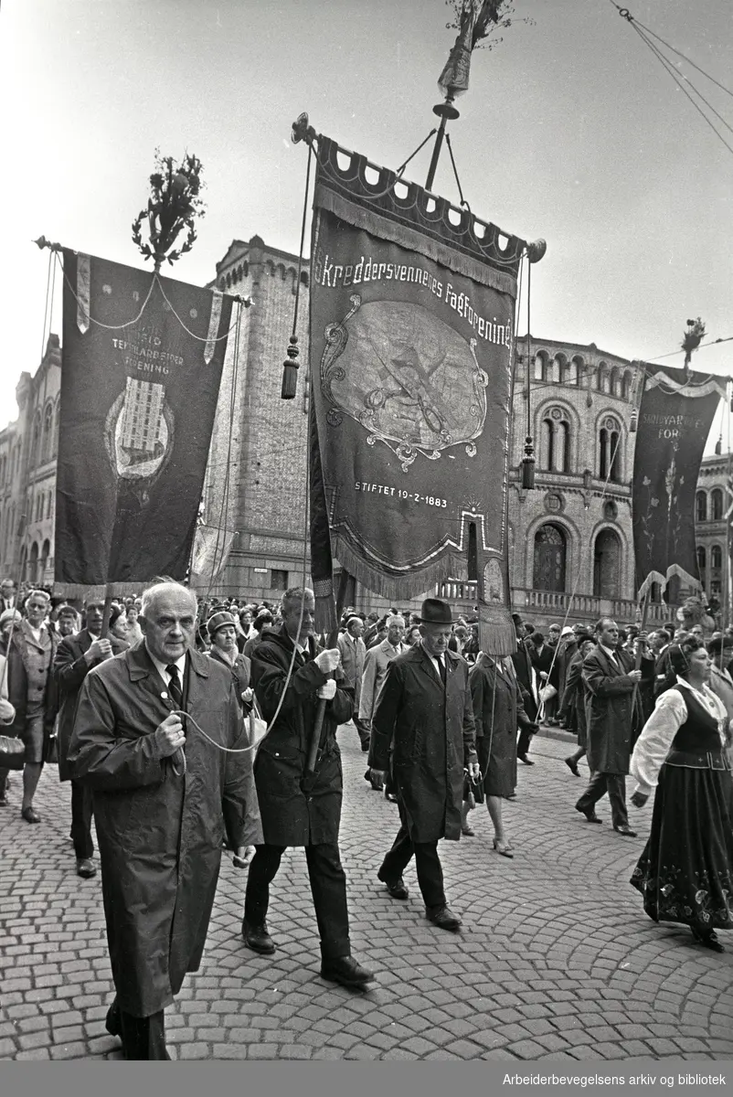 1. mai 1968 i Oslo.Demonstrasjonstoget i Karl Johans gate.Fane: Skreddersvennenes Fagforening.Fane: Oslo Tekstilarbeider Forening.Fane: Skotøyarbeidernes Forening.