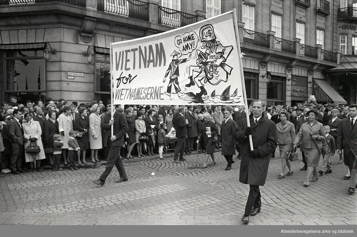 1. mai 1968 i Oslo.Demonstrasjonstoget i Karl Johans gate.Parole: Vietnam for vietnameserne...