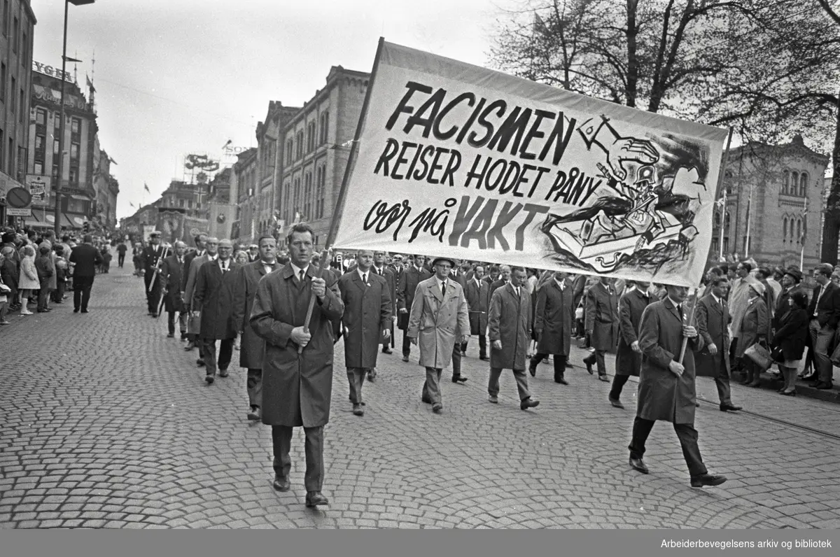 1. mai 1968 i Oslo.Demonstrasjonstoget i Karl Johans gate.Parole: Facismen reiser hodet påny.Vær på vakt....