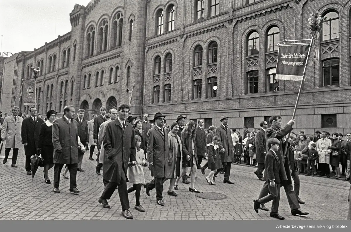 1. mai 1968 i Oslo.Demonstrasjonstoget i Karl Johans gate.Fane: Arbeiderbldets redaksjonsgruppe