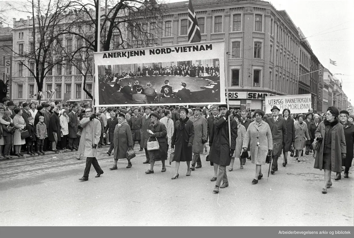 1. mai 1969 i Oslo.Demonstrasjonstoget .Parole: Anerkjenn Nord-Vietnam.Parole: Utbygg barnetrygden til husmorlønn