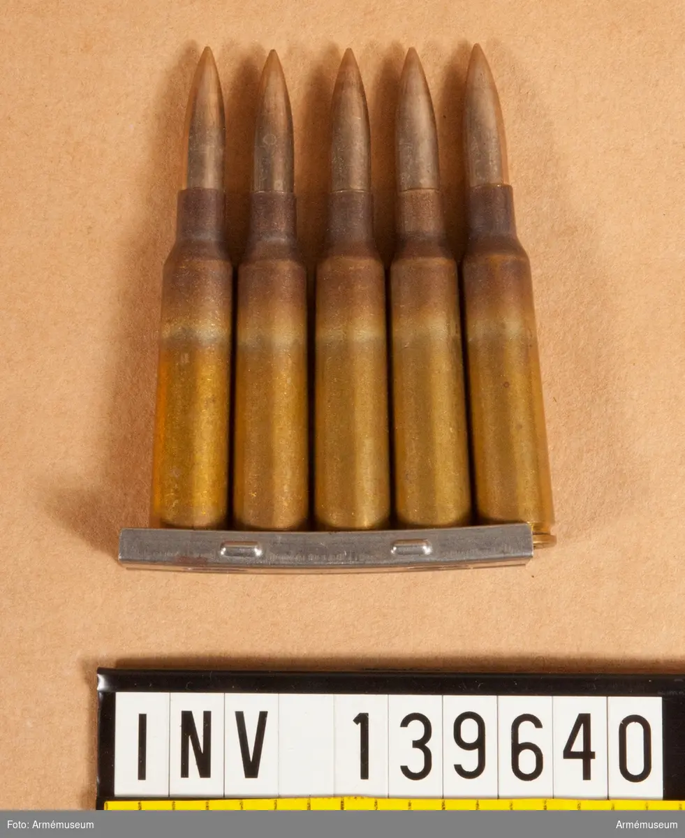 5 st skarpa 6,5 mm patroner m/1894 med projektil m/1941, i laddram.