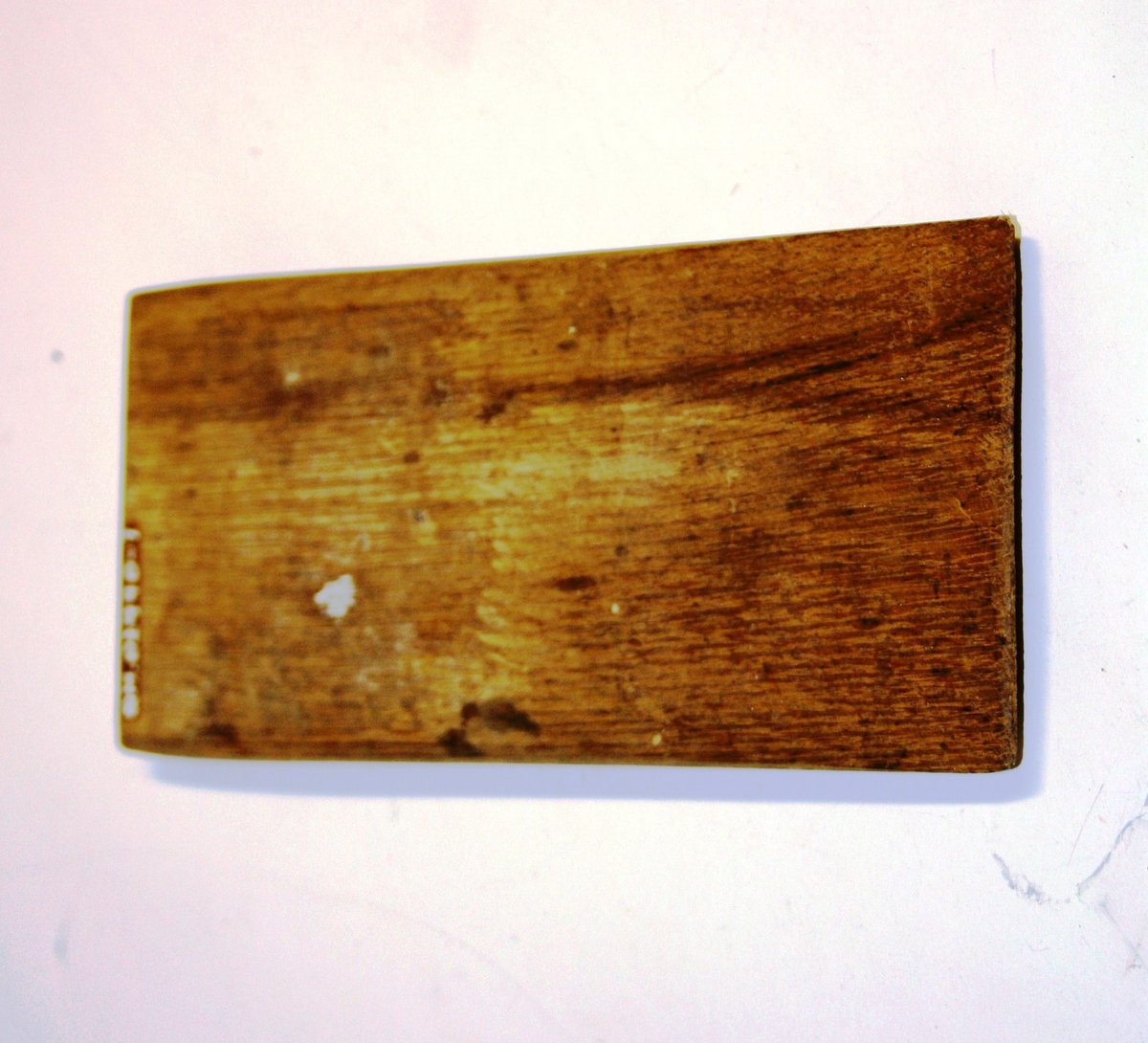 Rektangulært garnmål, spissa i eine enden.