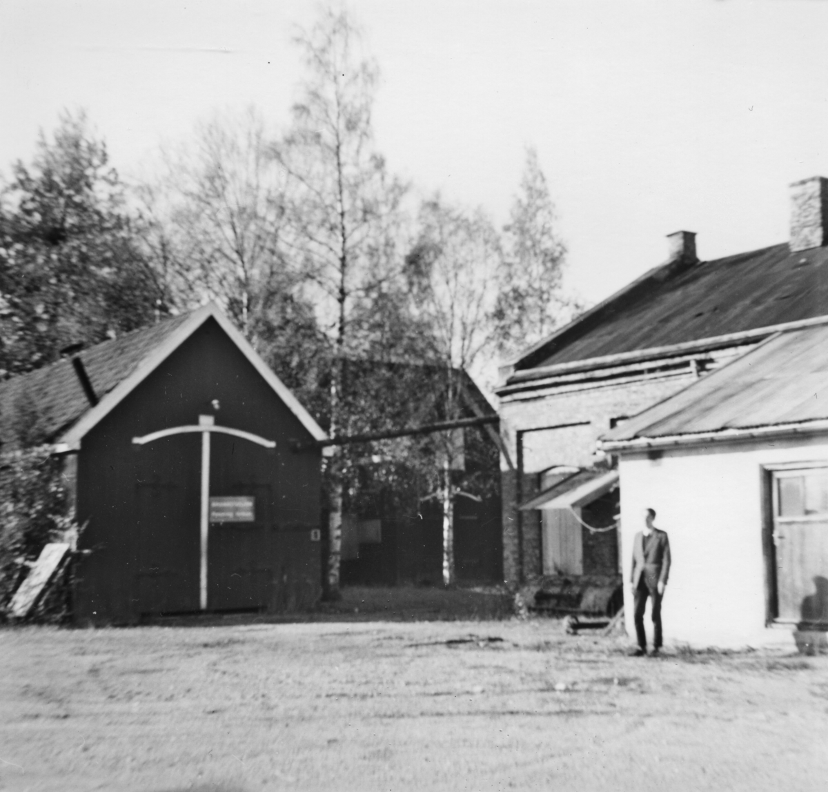 Fra verkstedområdet på Bjørkelangen, vognverkstedet til venstre, lokomotivstallen til høyre.
