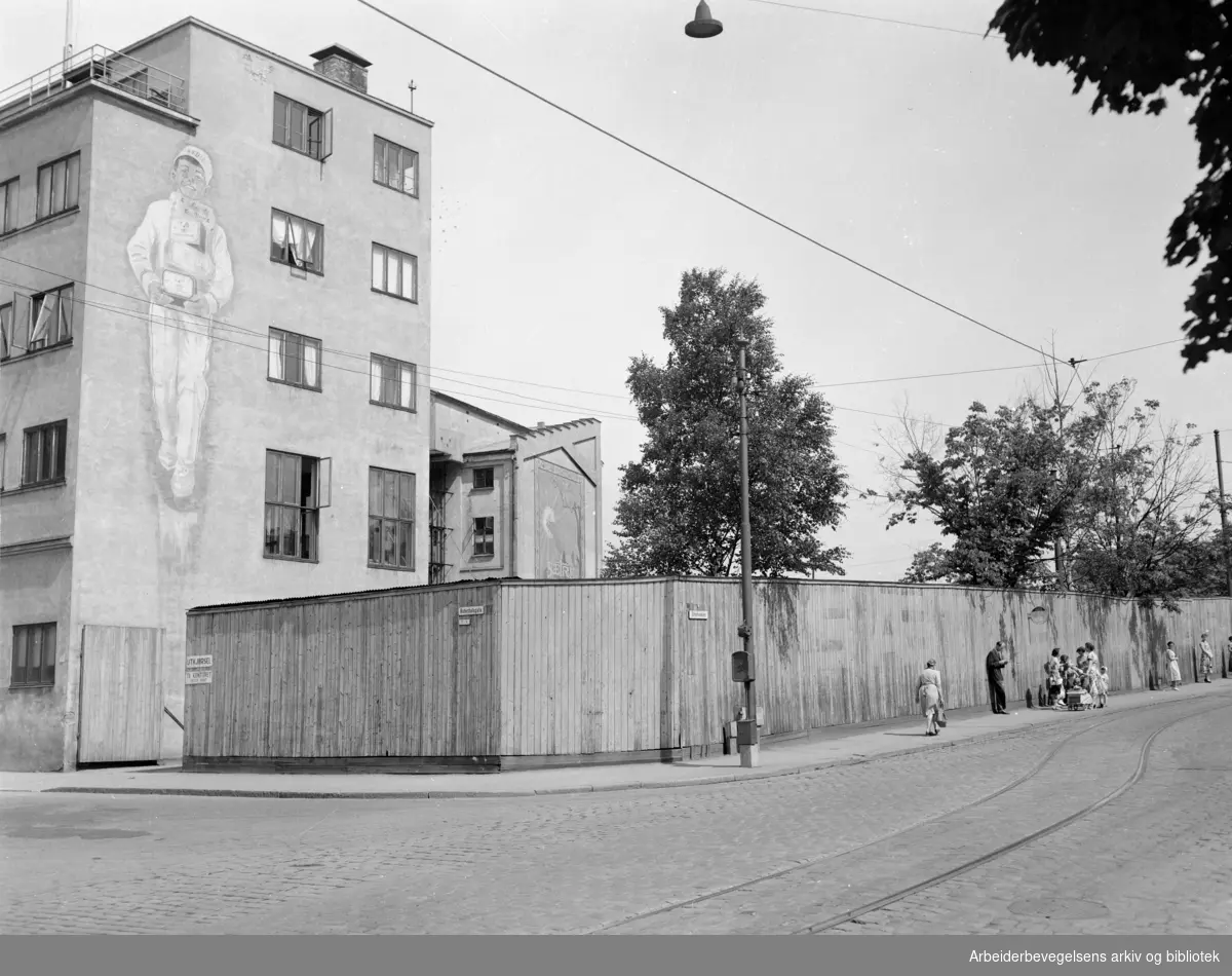 Sætre kjeksfabrikk på hjørnet av Østerdalsgata og Strømsveien,.juli 1955.