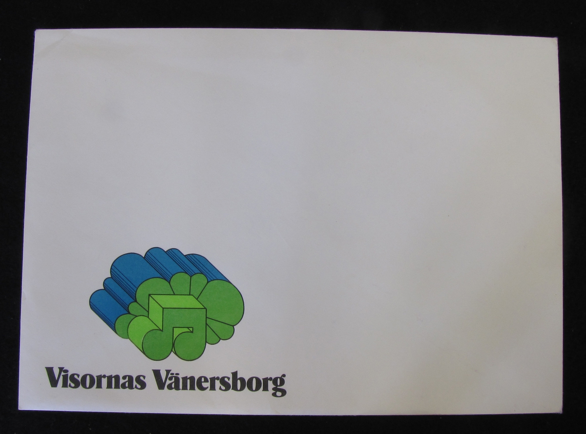 Kuvert med logotype u blått och grönt. Loggan användes av Vänersborgs kommun 1970 för att marknadsföra sig som Visornas Vänersborg.

Bilaga finns.