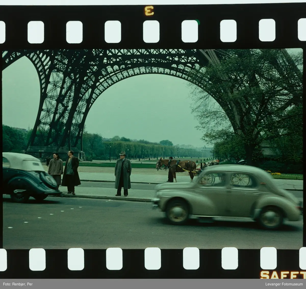 Fra Paris, Eiffeltårnet. til høyre ser vi en bil type renault 4 cv
