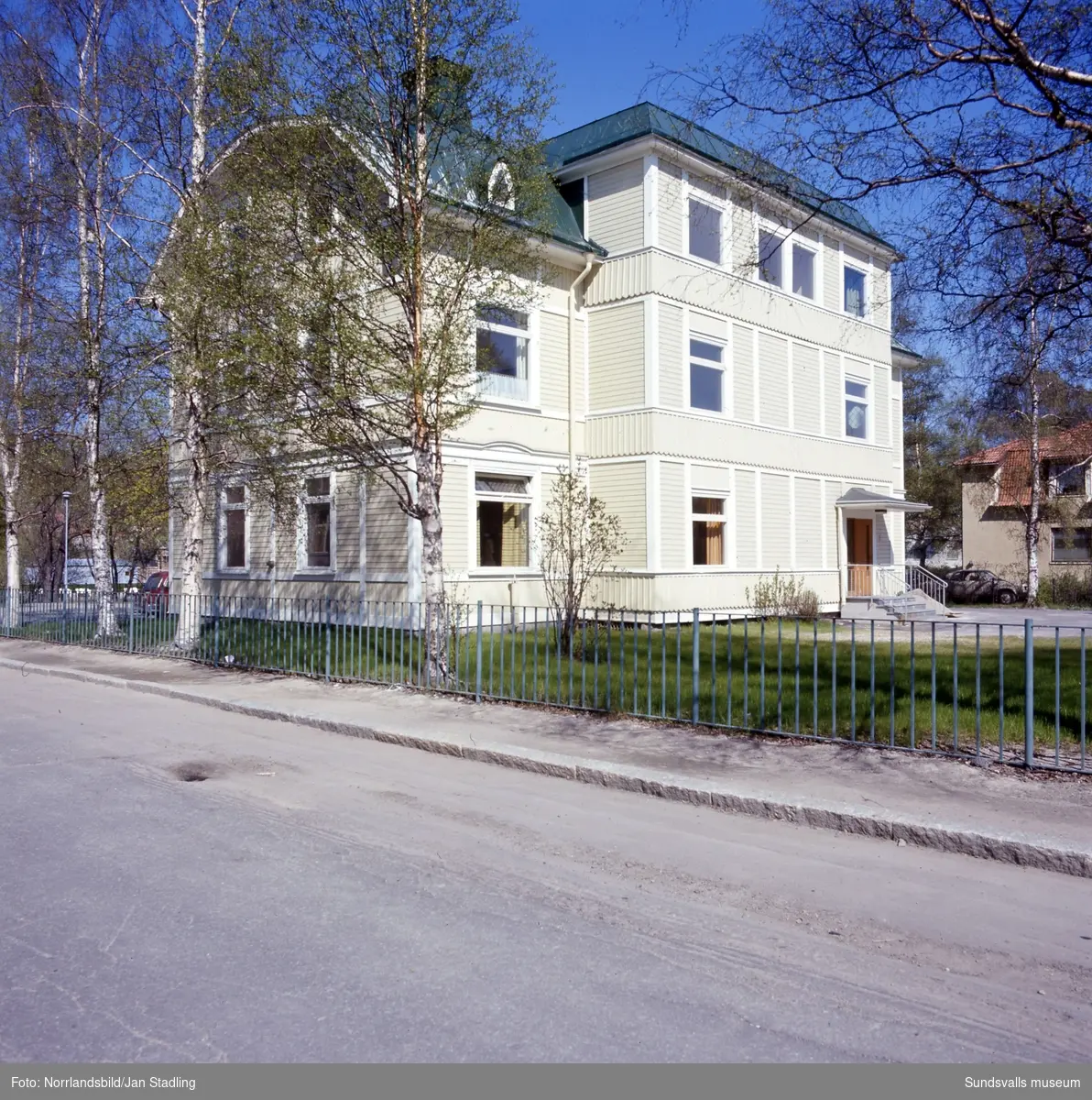 Exteriörbilder på trähus vid Södra Tjärngatan 5, invid Bünsowska tjärnen.