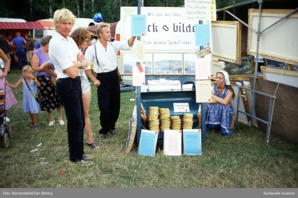 Bilder från Stöde marknad 1980. Människor, knallar, lotterier, karuseller.