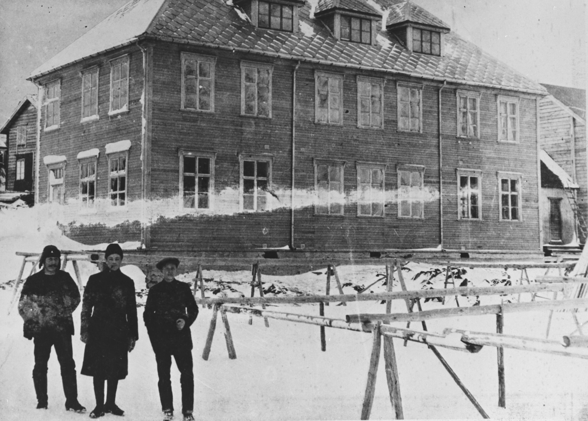 Berlevåg skole 1914. Skolen ble brent 1944. Personene er Hjalmar Endresen, Edvard Fjærtoft, Margido Daldorf.