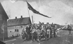 17.mai i Bjørnevatn, 1929. Flere av personene er navngitte. 
