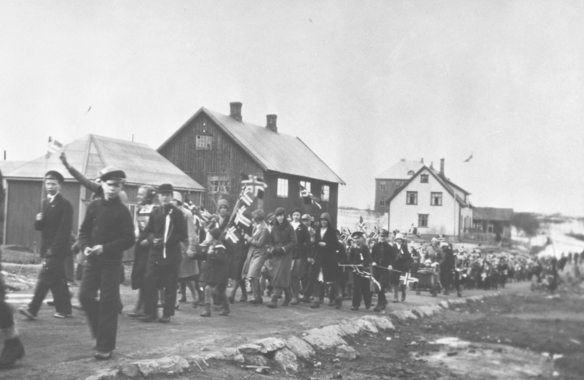17.mai-tog i Bjørnevatn, 1930-årene. Bolighus i bakgrunnen.