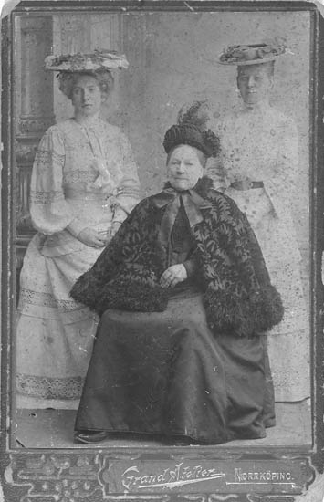 Text till bilden: "Döttrarna Thora till vänster, Hedvig (Hedda) till höger samt deras mor Johanna Beata Sofia i mitten".
