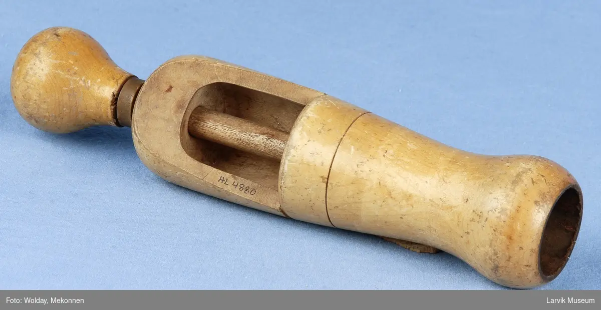Form: En bulkete sylinder, hul, en stav med håndtak som kan trekkes ut og inn. 
