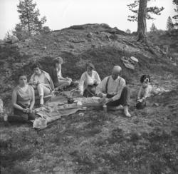 Maija, Jenny, Turid, Sonja og Uuno Lappalainen drikker kaffe