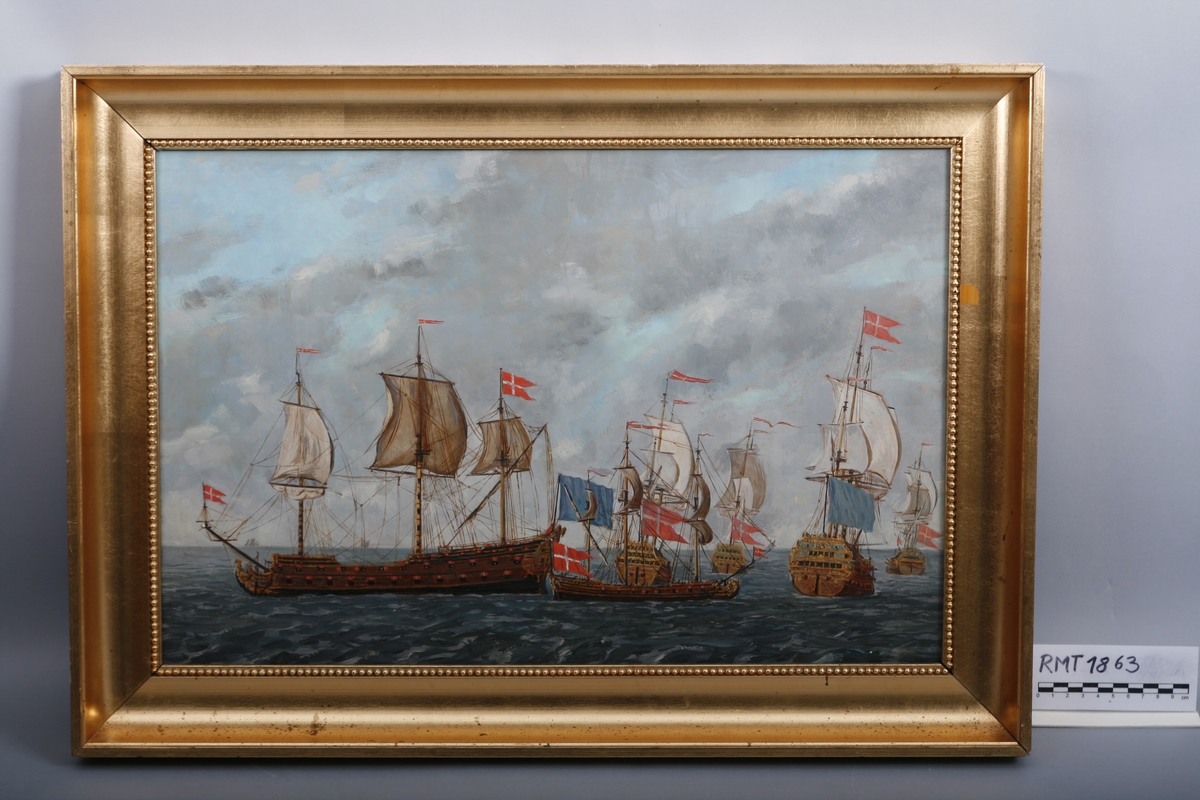 Flere seilskuter på havet, hvor det lille skipet i midten av maleriet skal være Løwendahls Galei.