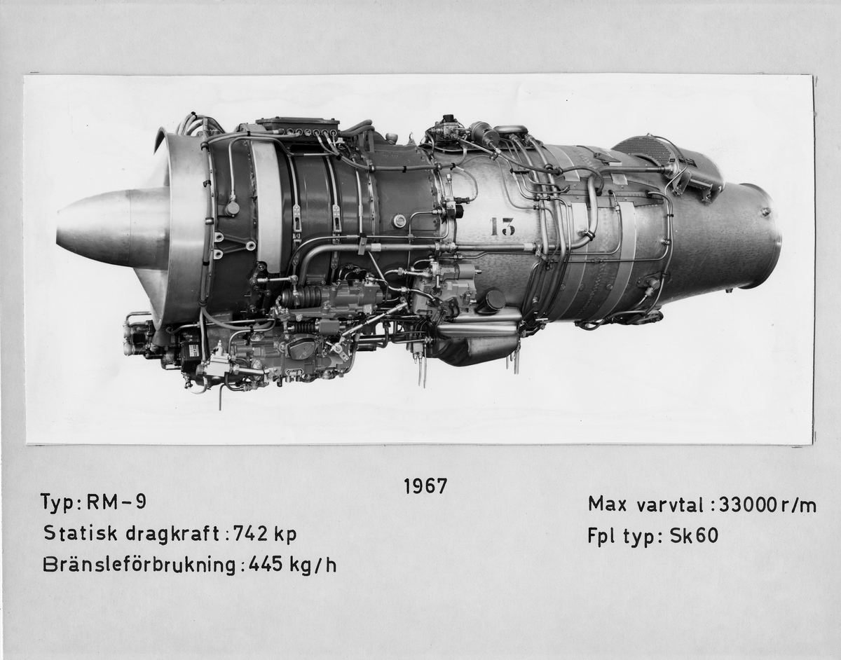 Flygmotor RM 9B (Turboméca Aubisque), tillverkad 1967, för flygplan SK 60. Monterat foto med tillhörande information.