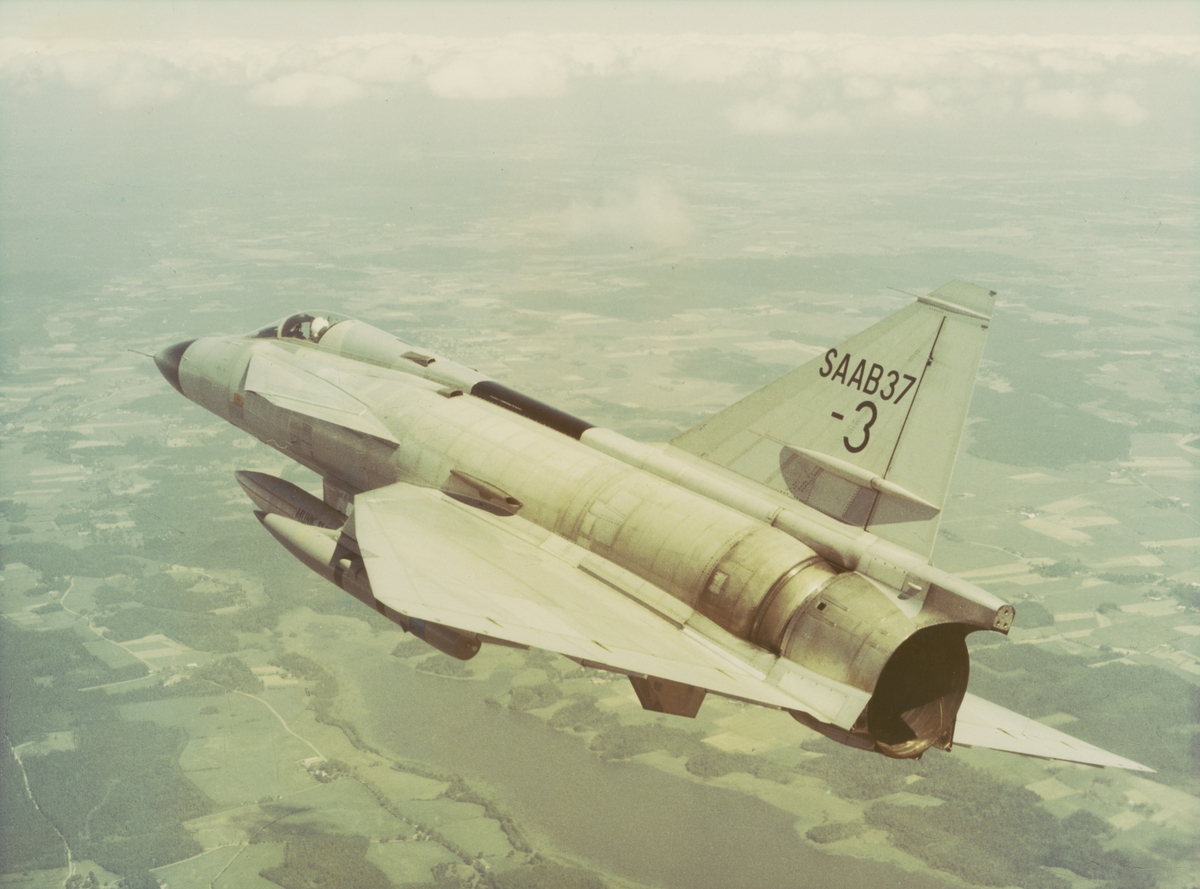 Provflygplan Saab Viggen 37-3 i luften över fält.