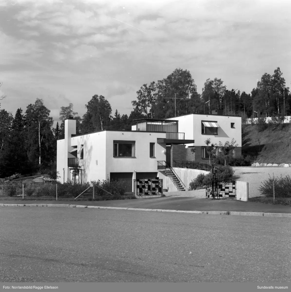 Exteriörbilder av villa vid Norrlidsgatan 27 i Sundsvall.