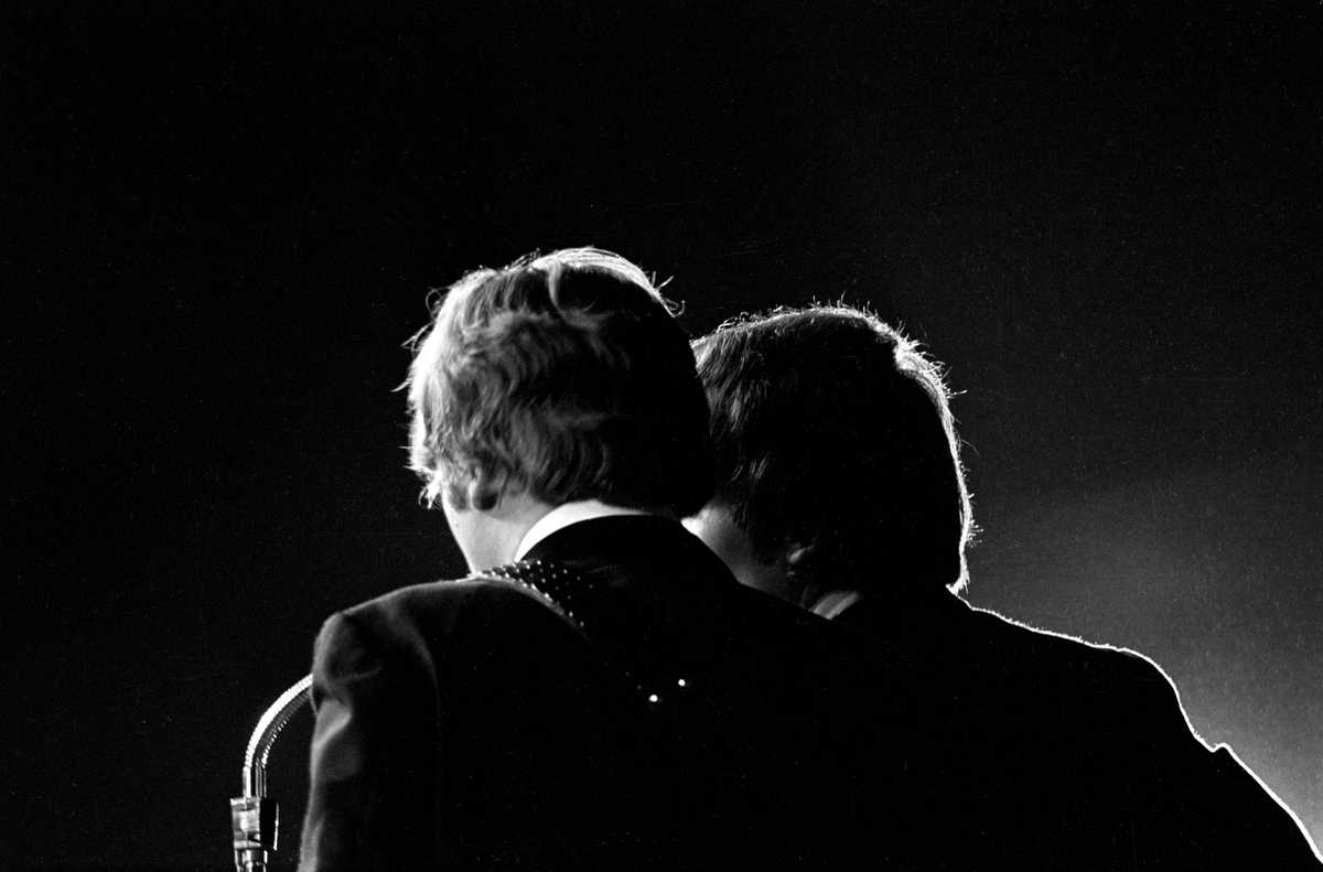 Konsert med det engelske bandet The Beatles i K.B. Hallen i København.  På scenen John Lennon nærmest og George Harrison.