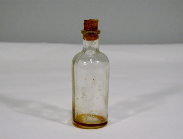 Glass funnet med en mengde medisinske flasker. Ukjent innhold.