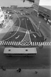 Ny trafikkløsning i krysset nedfor Grand. Buss i forgrunnen.