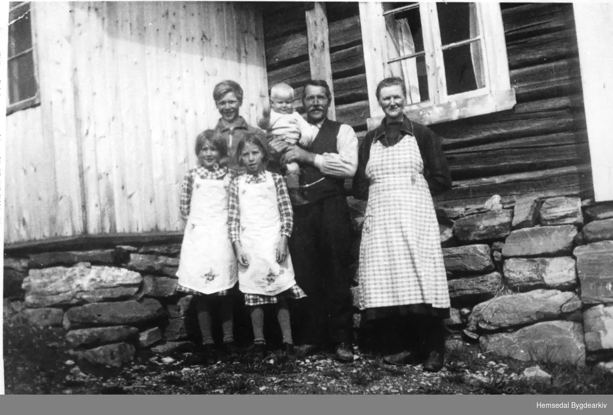 På garden Eikrehagen, 51.19, i Hemsedal ca. 1938.
Ingebjørg og Halvor Eikrehagen med Barbro, Marie, Knut og Olav