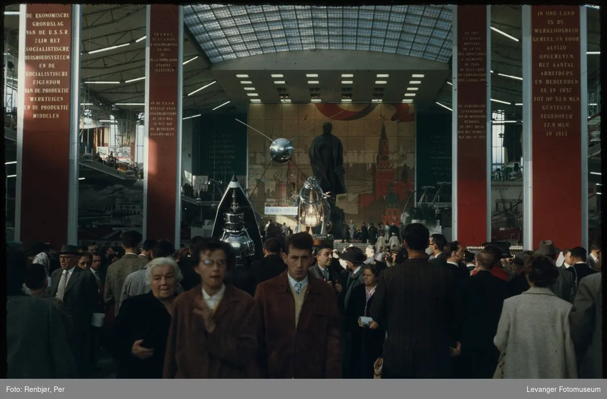 Den sovjetiske paviljonen, verdensutstillingen i Brussel Expo 1958, med et bakgrunnsmaleri forestillende Kreml og er det Lenin?
