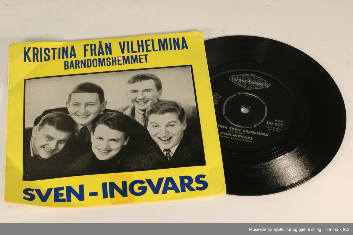 Vinylplate med etui i papp. Etuiet er gul og blå. En av sidene viser bildet av bandet Sven-Ingvars. Platen spiller to sanger: "Kristina från Vilhelmina" og "Barndomshemmet" av Sven-Ingvars.