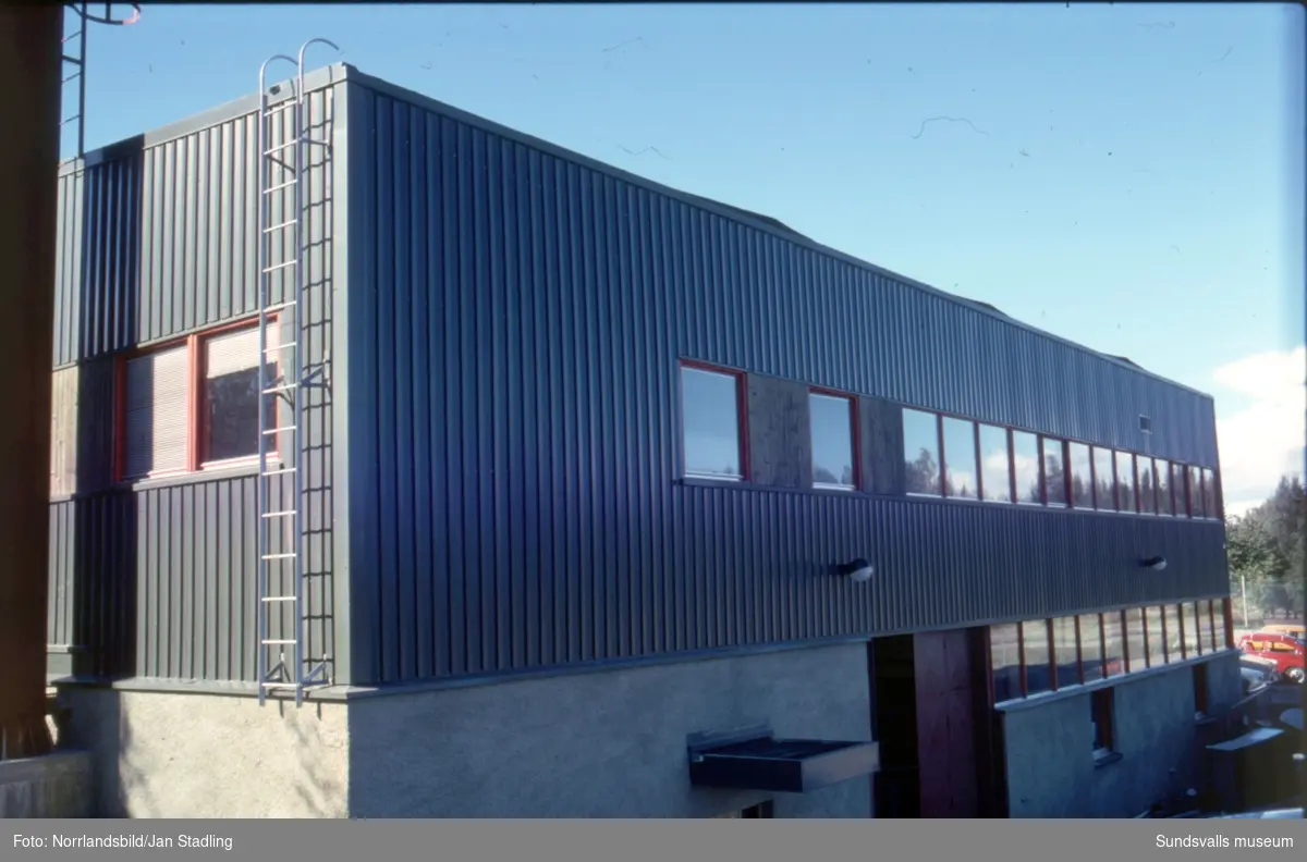 Exteriörbilder av nybyggda industrifastigheter (ELEF), den ena i övre Bosvedjan, Skravlingsvägen 54 (bild 1-4).