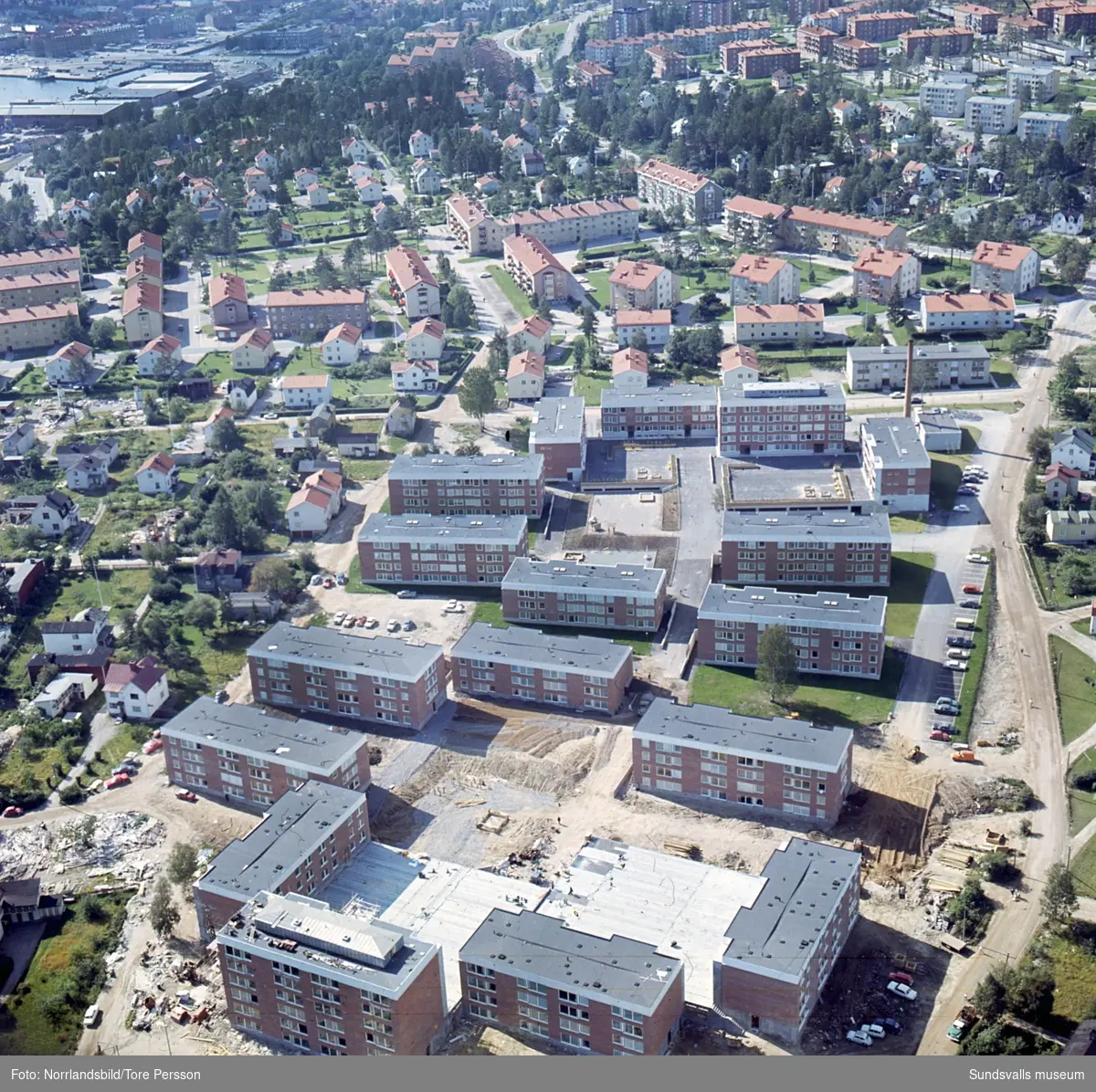 Flygfoton över nybyggen av bostadsområdena vid Riddargatan och Basgränd i västa Skönsberg.