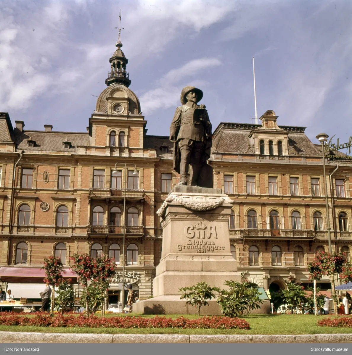 Bilder från Stenstaden. Gustav II Adolf-statyn, Vängåvan, med mera.