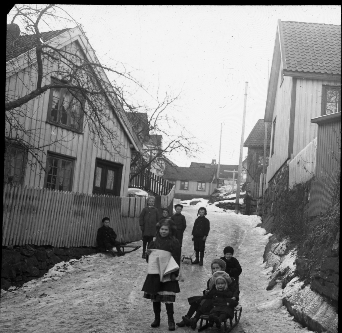 Barn leker i Bakkestubakken - vinter før 1900 tallet. Kragerø