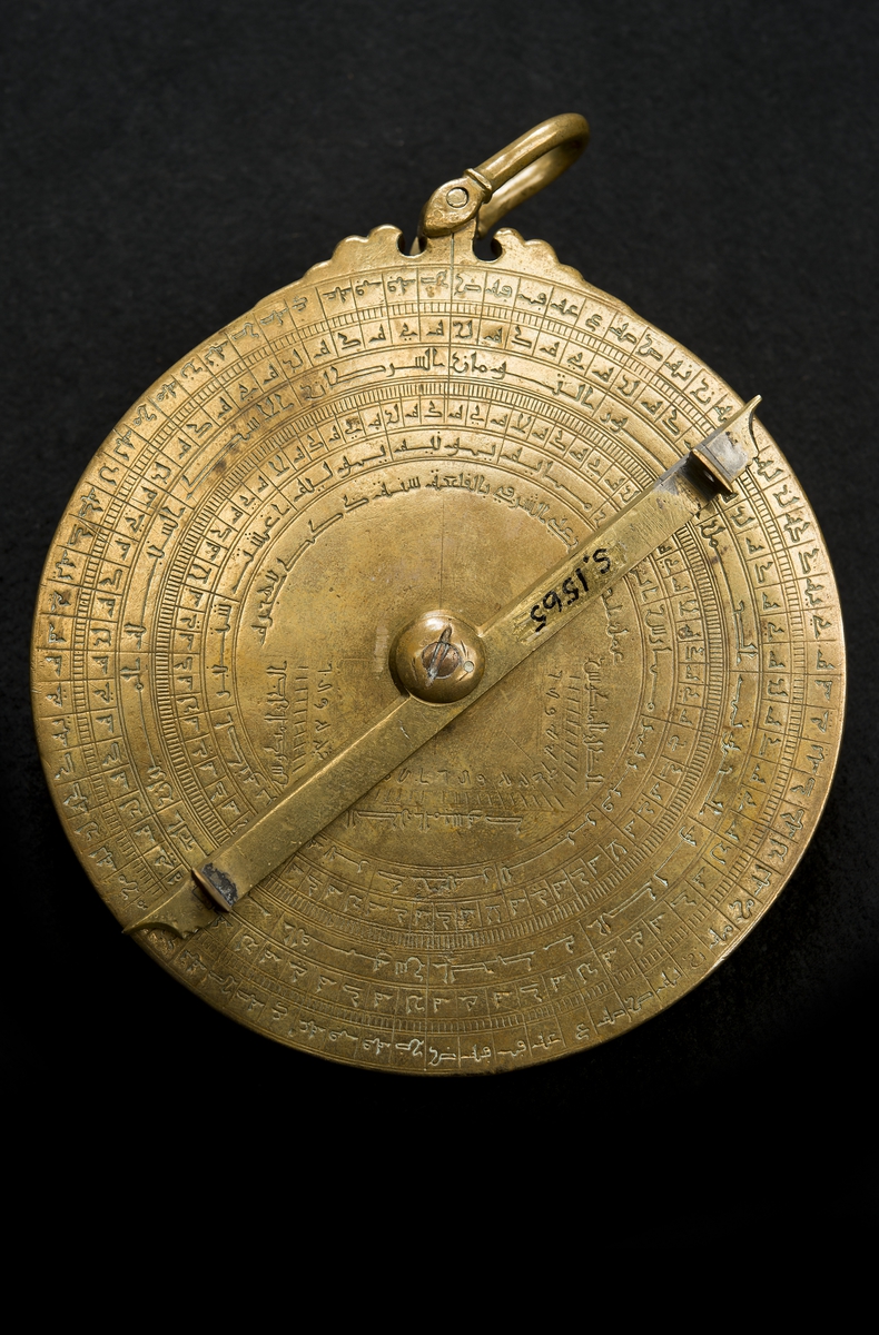 Astrolabiet består av 14 huvuddelar:
1) "Modrum" (vanligen kallat Mater Astrolabii= astrolabiets moder), cirkelrund, med 2 cirklar angivande kvadranternas 360 gr.
2) 9 st plattor ("tympanum"). Därav 6 st graverade på båda sidor, 1 st på en sida och 2 st ograverade.
3) Spindeln ("rete") genombruten, arabisk text och visare.
4) Indexvisare ("alhidad") med centrumhål och två dioptrara med sikthål. Modrums baksida graverad med siffror och zodiaktecken.
På den plana ytan innanför alla cirklarna står att läsa: " `amal Â´Ahmed ibn `Ali al-Sarafi  bi-l-kal`a sanat DKT li-l-higra". Översättning: "gjord av Ahmed ibn `Ali al-Sarafi i al-Kal`a år 729 efter hidjran".