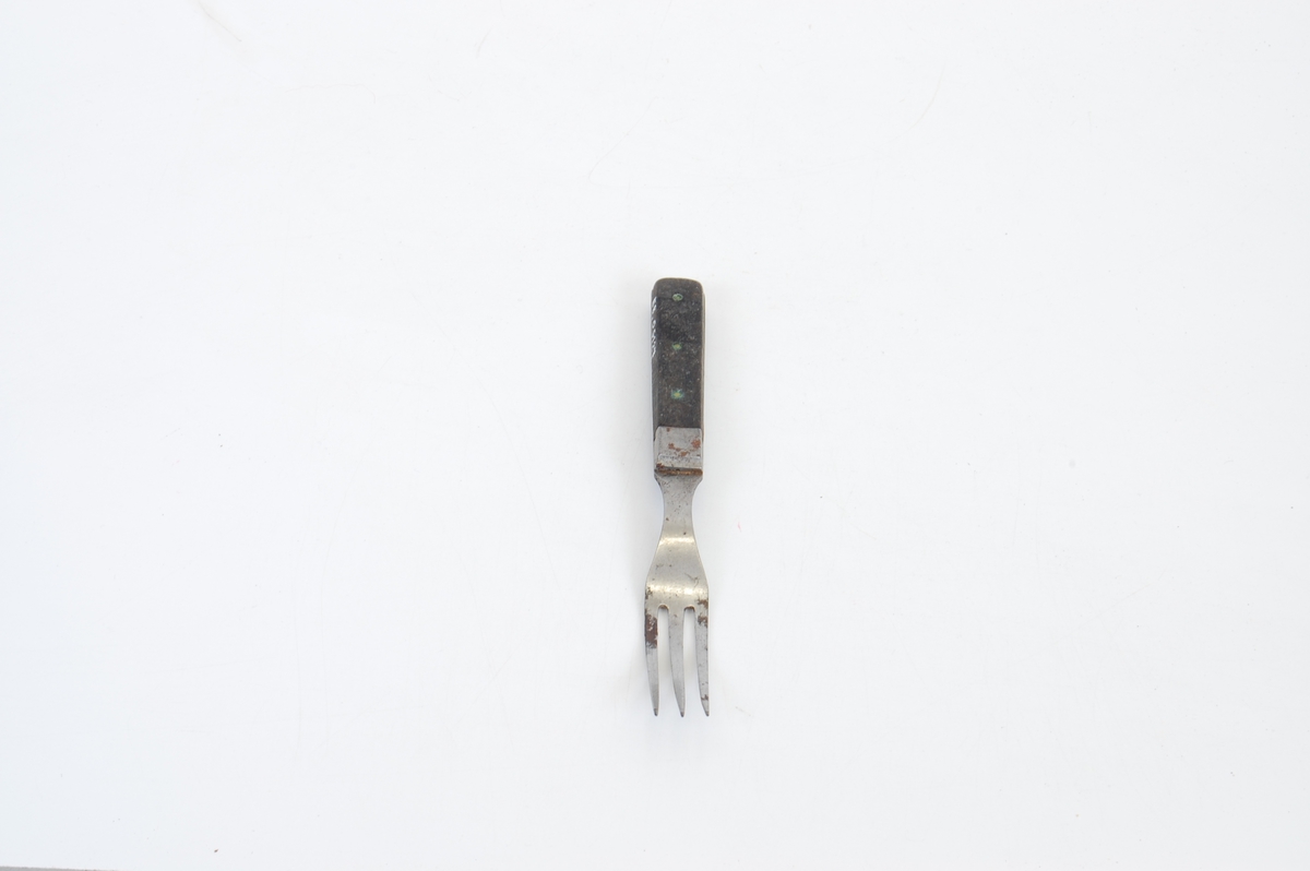 Form: lang gaffel med tre tinder, firkantet treskaft
