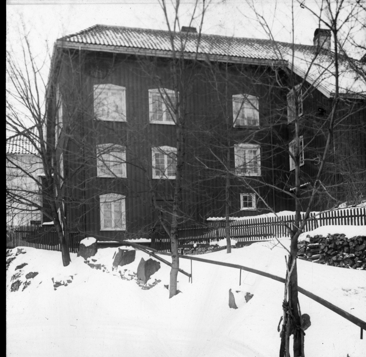 Stor trebygning - Dr. Hartvigs hus, øst for Wiborggården (senere brent) - vinter