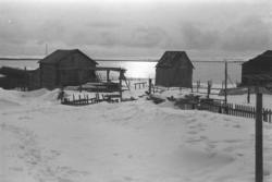 Vinterbilde med arkitektur fra Vadsø, tatt i påsken 1947 men