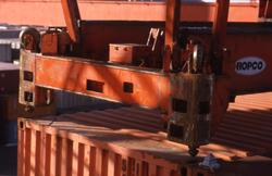 Conteinerene lastes på havnen i Seattle.