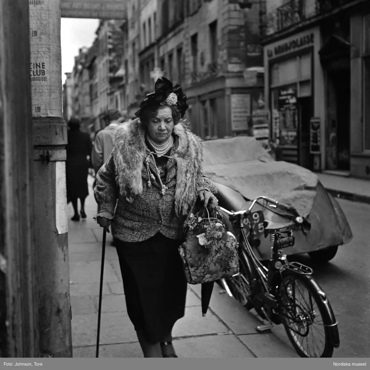 Paris. Kvinna i pälsboa på gata.