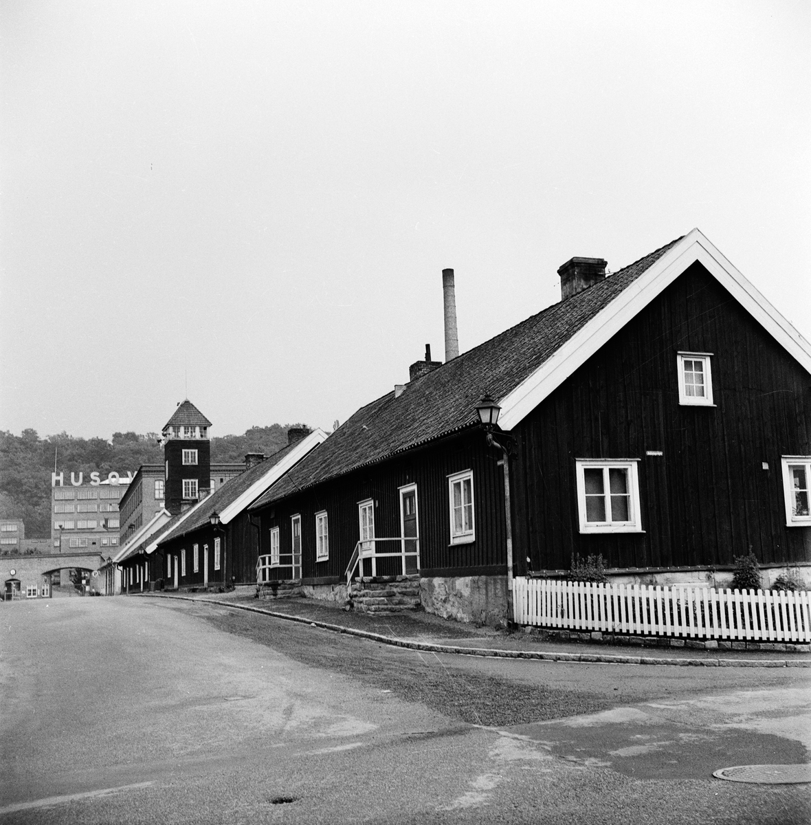 Husen vid Stockmakaregatan i Huskvarna. I bakgrunden syns porten in till Husqvarna fabriksområde.