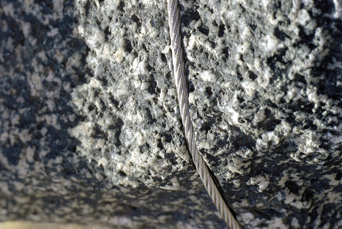 Elementene i installasjonen utgjør et tegnet mønster som assosierer både til et industrielt scenario og til labyrinten, uten at det umiddelbart lar seg entydig gripe. Flere steder er rør malt blå, gule og grønne, som reflekterer lyset som sprer seg øverst i rommet gjennom de tilsvarende fargede vindusglassene. Dette bidrar til å skape en estetisk og poetisk dialog mellom kunsten og bygget. På betongveggen finner man spredte hverdagsgjenstander slik som et speil, et forseggjort messingdørhåndtak, en stikkontakt, samt elementer fra naturen i form av et vakkert sammenfoldet skjell, bambus og trestykker. Fra fondveggen strekker installasjonen seg videre i ulike retninger bortover langs de tilstøtende veggene og avsluttes på forskjellig vis, som for eksempel i kunstnerens personlige pilspiss, godt bevart fra egen barndom. En av linjene bryter tvers gjennom bygningsveggen og fortsetter videre i utomhusterrenget i det utvendige inngangspartiet. Der løper den langs bakken, kryper oppover en stor granittstein som kunstneren har hentet fra den lokale elvebredden og videre langs bakken, for til sist å forsvinne ned i jorden.

En messingplate til venstre på fondveggen har det indianske ordtaket «Det er syv hovedretninger: Opp, Øst, Sør, Nord, Vest, Ned og Inn i Deg Selv» innrisset på samisk og norsk som gir oss et utgangspunkt for egne tolkninger. Linjene i installasjonen har noe med retningene å gjøre for de ulike gjenstandene er metaforer. I speilet møter du deg selv, og med håndtaket kan du åpne dører og grenser. Pilen peker mot skogene som symboliserer en del av menneskenes naturlige røtter, vår fruktbarhet er knyttet til jorden og steinen er det eviges symbol.