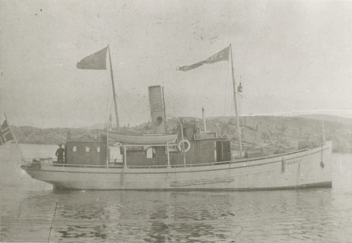 Dampskipet D/S Thorolf ute på sjøen. Det eldste dampskipet av tre i Skandinavia.