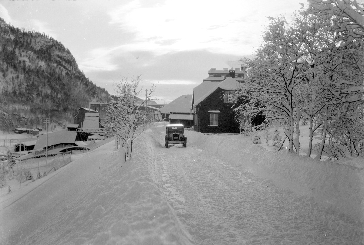 Vinterbilde fra området ved legekontoret (doktorstua) på Løkken Verk.