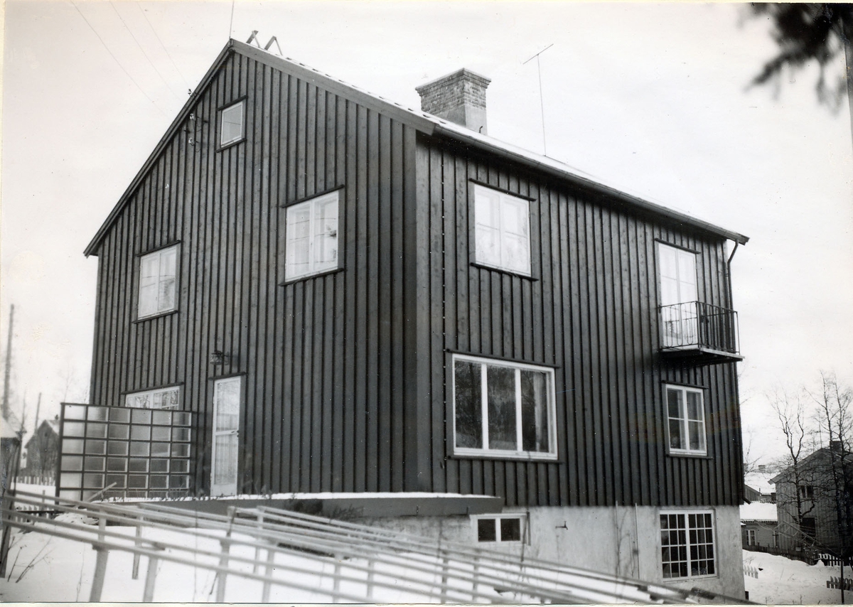 Eksteriør, vinter. Enebolig. Moderne boliger til funksjonærer med familier ved Norsk Jernverk Mo i Rana.