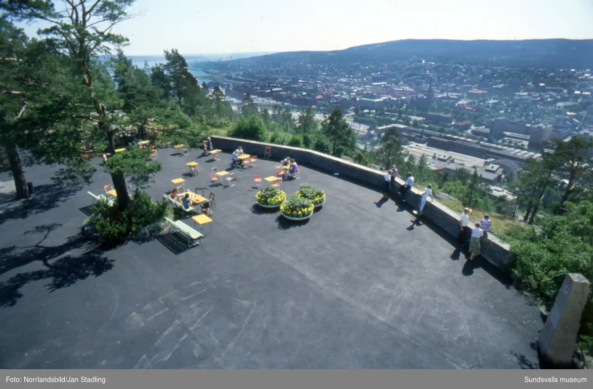 Sommarbilder från Norra berget med restaurang Grankotten och utsikt över staden från utsiktstornet.