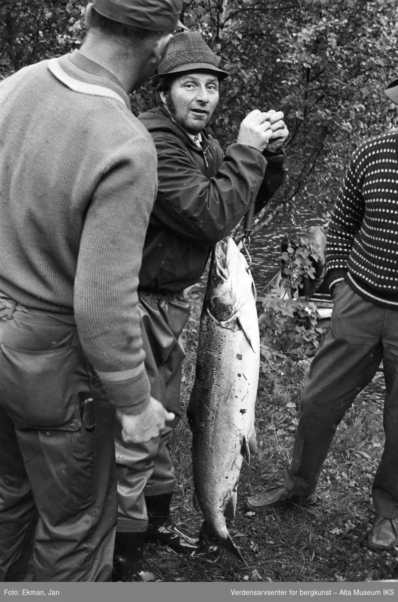 Fangst med personer.

Fotografert mellom 1970 og 1988.

Fotoserie: Laksefiske i Altaelva i perioden 1970-1988 (av Jan Ekman).
