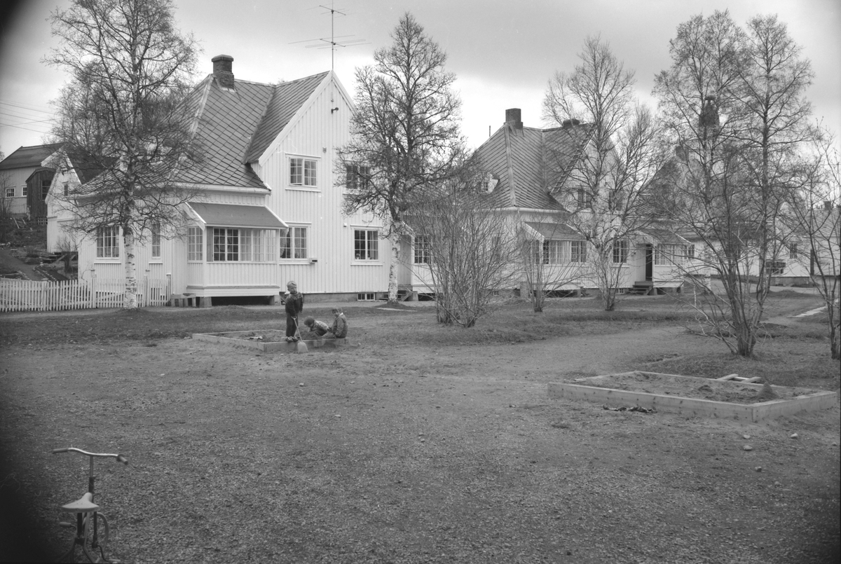 Barn leker på Torget på Bjørnli. Formannsboliger i bakgrunnen.