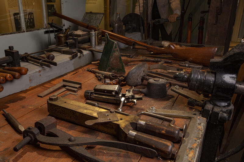 Arbeidsbenk med verktøy i industrihistorisk utstilling (Foto/Photo)